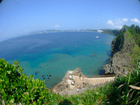 沖縄本島の恩納村にある「真栄田岬（まえだみさき）」というダイビングポイント、そこに沖縄の青の洞窟はあります。